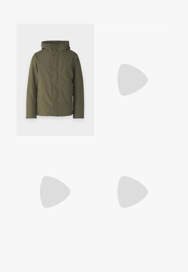 Oliven grønn vanntett jakke med høy krage, hette og minimalistisk design. Har lange ermer og rett snitt. Ingen synlige lukkinger.; Hvit bomull t-skjorte med korte ermer, rund utringning, avslappet passform, og ingen synlige logoer eller mønstre. Glatt tekstur og minimalistisk design.; Blå denimjeans med rett bendesign, med knapp og glidelås, fem-lommers stil, og minimale sømdetaljer.; Sportssko med en hvit skinnoverdel, grå semsket tå og tre svarte striper. Har en blå logo på tungen og en teksturert gummisåle.