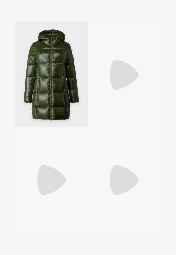 Donkergroene pufferjas met een glanzende afwerking, voorzien van een capuchon, een rits aan de voorkant en grote geborduurde secties. Soepele textuur en een middellange snit.; Zwart katoenen t-shirt met opgerolde korte mouwen, voorzien van een reliëflogo in het midden en een kleine vlagaccent aan de zijkant.; Bruine, wijde broeken met een vlakke voorkant en plooien, een knoopsluiting en omgeslagen zoom, gemaakt van een soepele stof.; Zwarte leren enkelboots met een strak ontwerp, elastische zijpanelen en een stevige zwarte zool. Voorzien van een trekknoop aan de achterkant voor gemakkelijk aan- en uittrekken.