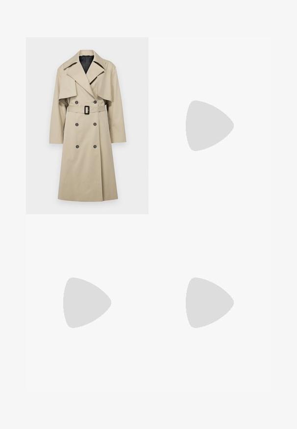 Beige színű, dupla gombolású trench coat, nagy gallérral, övvel a derékon és füllel ellátott részletekkel a vállakon. Az anyag simának tűnik.; Fehér, gombos ing klasszikus gallérral, hosszú ujjú és laza szabású. Simított pamut anyag, látható minták vagy kiemelések nélkül.; Fekete, bő szárú nadrág magas derékkal, elöl plissékkel, sima felülettel és igényes kidolgozással. Kényelmes viseletre tervezve.; Fekete lakk bőr kötött magassarkú cipő, hegyes orral és karcsú sarokkal, finom kivágásos dizájnnal. Az övön arany csatt található.