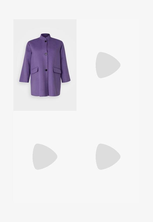 Persona by Marina Rinaldi BERMUDA - Cappotto classico - viola; Crop top a maniche lunghe realizzato in tessuto elasticizzato bianco con scollo ampio e texture liscia. Nessun motivo visibile o dettagli hardware.; Pantaloni neri a zampa d'elefante realizzati in tessuto elasticizzato, con una vita alta e una superficie liscia. I pantaloni si allargano a partire dal ginocchio.; Scarpe nere senza tacco con una parte superiore morbida e testurizzata, dotate di due cinturini regolabili e un design a punta arrotondata, montate su una suola piatta in gomma.; Orecchini a cerchio in argento con una finitura liscia e lucente. Forma arrotondata, design leggero, con chiusura a perno.