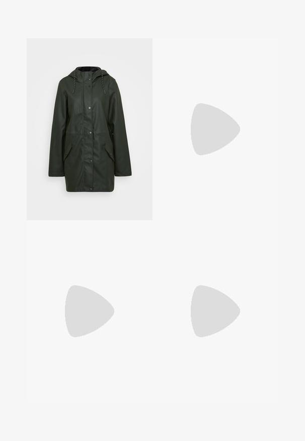 Chaqueta parka verde resistente al agua con capucha, cierre de botones a presión, dos bolsillos frontales y detalles con cordón. Textura suave.; Camiseta de manga corta negra con el logo en cursiva dorada "Replay" centrado en el pecho, mostrado sobre un fondo blanco liso.; Jeans de mezclilla gris oscuro con corte recto, diseño de cinco bolsillos y un desgaste sutil. Costuras reforzadas y detalles de herrajes metálicos.; Zapatilla baja de cuero negra con cordones negros y suela gruesa de goma blanca, vista desde el lado exterior sobre un fondo blanco.