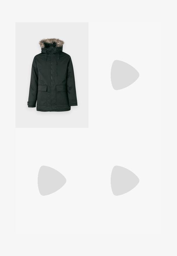 Musternahk parka jakk, millel on faux karvaga kaetud kapuuts, eesmine tõmblukk ja kaks suurt eesmist taskut. Sisaldab reguleeritavaid paelu ja nööbiga mansette.; Must mustrüst t-särk, millel on ümar kaelus, lühikesed varrukad ja väike valge logo tekst vasakul rinnal. Lihtne disain, klassikaline sobivus.; Mustad puuvillased püksid sirge lõikega, millel on pruun nahkrihm ja sile tekstuur. Lihtne disain, nähtavaid mustreid või aktsente pole.; Nahatud nahkkingad musta ja kreemi värviskeemiga, millel on perforeeritud aktsendid, pehme krae ja tekstureeritud tallad.