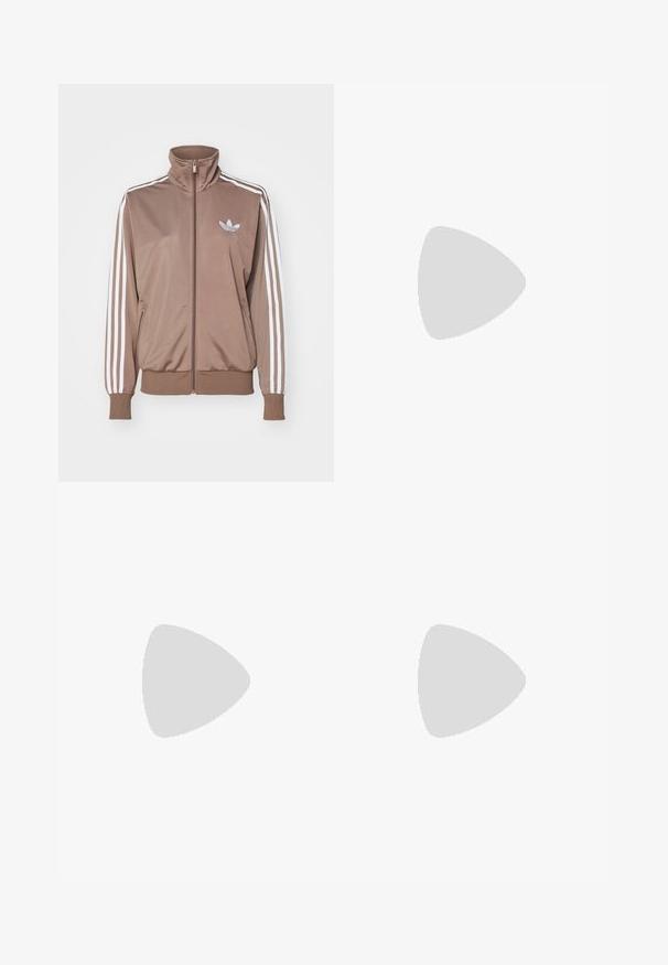 Brun träningsjacka med hög krage, vit tre-stripesdesign på ärmarna, blixtlåsstängning och en liten präglad logotyp på bröstet.; Två crew-neck t-shirts i svart och vitt, tillverkade av bomull. De har korta ärmar och ett enfärgat mönster utan mönster eller accentuerade detaljer.; Stradivarius WIDE-LEG WITH BUCKLE DETAIL - Tygbyxor - dark brown; Sportskor med överdel i vit läder, grå mocka på tårna och tre svarta ränder. Har en blå logotyp på tungan och en texturerad gummisula.