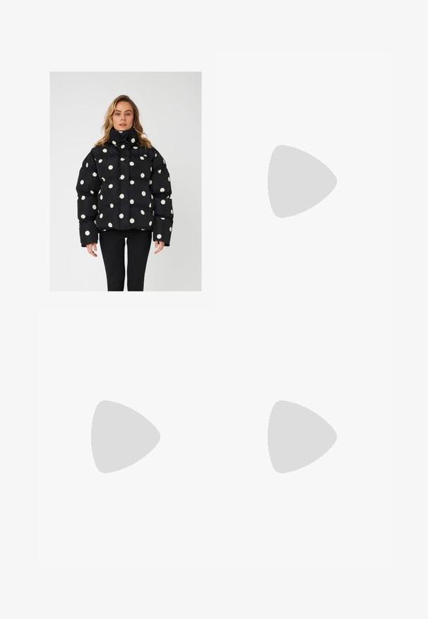 Casaco puffer preto com um ajuste oversized, apresentando grandes bolinhas brancas, gola alta e punhos elásticos. A textura parece lisa e brilhante.; T-shirt cropped branco feito de algodão suave, com um decote alto e mangas curtas. Pequeno logótipo bordado no canto inferior.; Calças pretas largas feitas de material elástico. Apresenta dois botões em tom de ouro na cintura. Textura suave e ajustadas através dos quadris.; Sapatilha prateada com um brilho padrão, apresentando um topo em malha, cordões brancos e uma sola branca robusta com acabamentos texturizados.