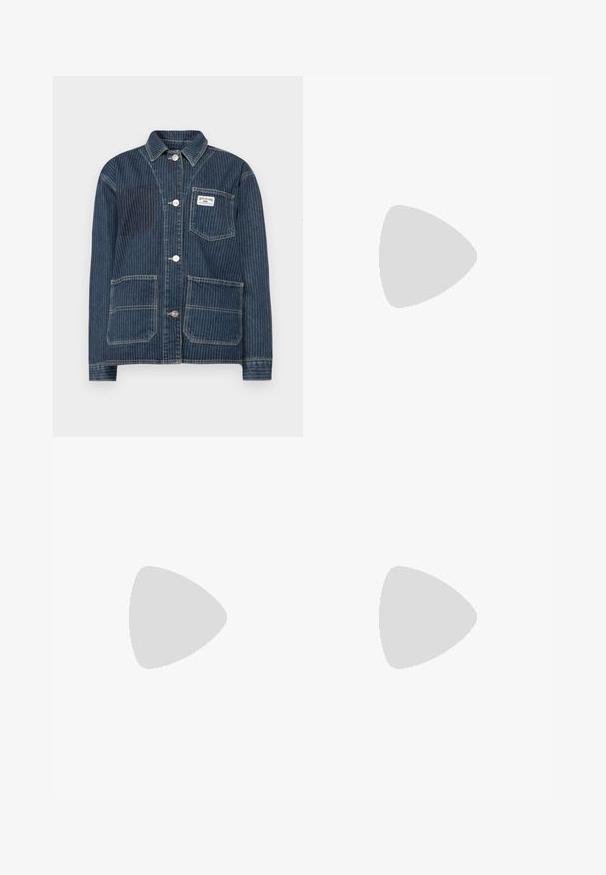 BDG Urban Outfitters RAILROAD JACKET - Jakna iz džinsa - rinse denim; Bela bombažna majica s krojem in kratkimi rokavi. Preprost dizajn, gladka tekstura, brez vzorcev ali dodatkov.; Svjetloplave traperice s ravnim nogavicama, visokim strukom i vidljivim detaljima šivanja. Tkanina ima klasičan izblijeđeni izgled.; Lahka atletska čevlja z roza in sivo mrežastim zgornjim delom, črnimi detajli in odsevnimi elementi; ima fleksibilen podplat in elastike za vezalke.; Kornjačaste sunčane naočale s izduženim ovalnim lećama, smeškim tonovima, zlatnim logotipom na drškama i elegantnim crnim rukohvatima.