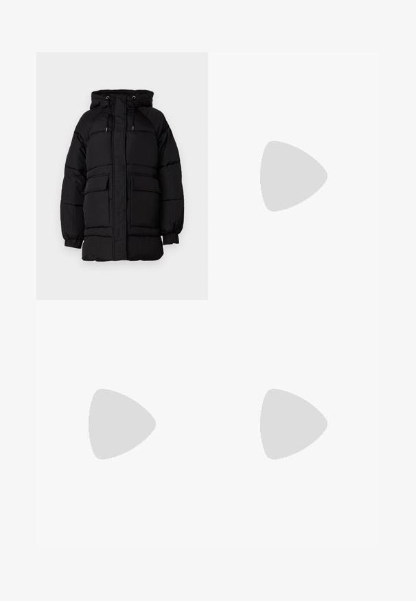 Svart fodrad jacka med huva, justerbara snoddar, två framfickor och en strukturerad yta. Utformad för värme och komfort.; Ärmlös svart topp gjord av slät tyg, med en knutdetalj vid framkanten och en rundad halsringning.; Breda denimbyxor med en ljus till mörkblå gradient, hög midja, bälteshällor och ett matchande tygbälte. Texturerad denimfinish.; Svarta anklar stövlar med en glänsande finish, fyrkantig tå, blockklack och sidodel av elastisk panel. Matchas med svarta smala byxor.; Svart läder tote-väska med två långa handtag, en slät yta och en strukturerad form. Har en framficka för extra förvaring.