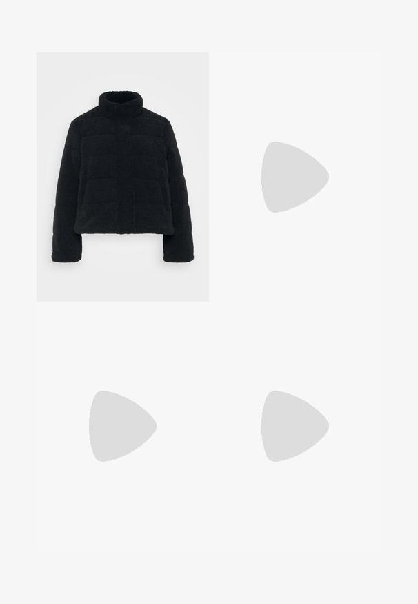 Svart, kort jakke laget av plyssaktig, teksturert stoff med høy krage og polstret design. Har lange ermer og glidelås foran.; Even&Odd Petite 2 PACK - Topper - light grey/black; Even&Odd Petite Bukse - beige; Svart canvas sneakers med hvit gummisåle, rund tå, lavt design, metalløye og teksturert tåhette. Tynn svart stripe langs sålen.