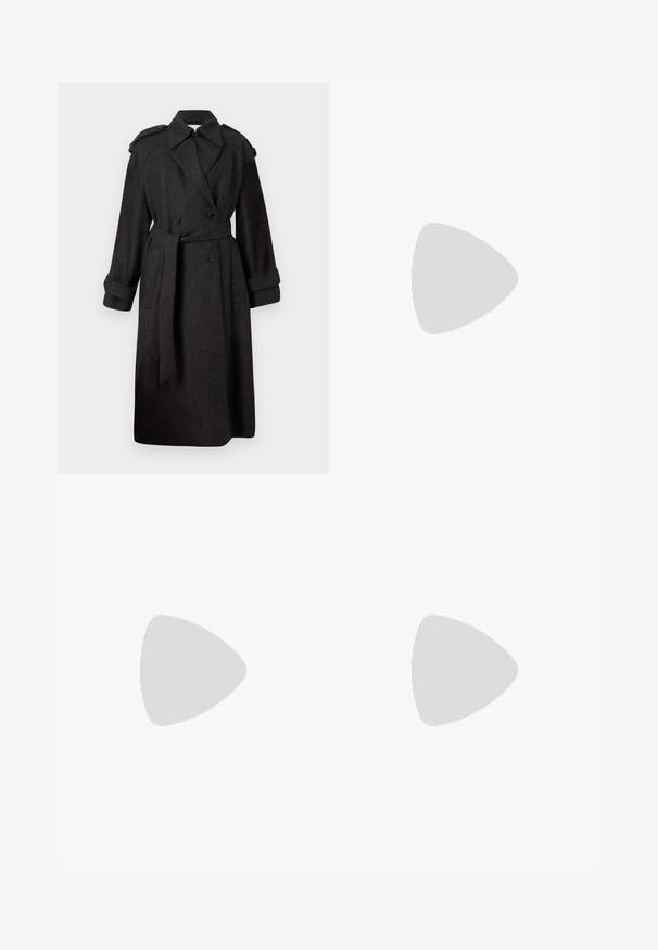 Dunkelgrauer doppelreihiger Trenchcoat mit Reverskragen, Gürtel, großen Knöpfen und Klappentaschen. Hergestellt aus einem strukturierten Wollmischgewebe.; Weißes Baumwoll-T-Shirt mit kurzen Ärmeln, rundem Ausschnitt, lockerer Passform und ohne sichtbare Muster oder Grafiken. Glatte Textur und einfaches Design.; Schwarze weite Hosen aus einem weichen, leichten Stoff, mit einem elastischen Bund und genähtem Saum, die eine entspannte Passform bieten.; Schwarze Slingback-Absatzschuhe mit spitzem Fuß, aus glattem Leder und einem eleganten, minimalistischen Design. Hoher Stiletto-Absatz.; Schwarze Handtasche aus Krokodilprägung mit strukturiertem Design, Oberhandgriff, verstellbarem Tragegurt und einem auffälligen Logo-Detail auf der Vorderseite.
