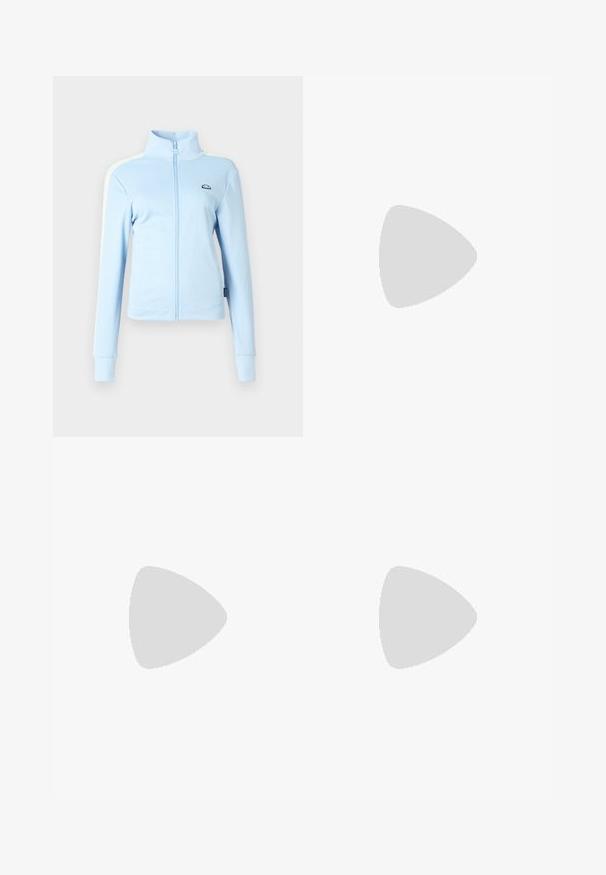 Šviesiai mėlynas zip-up švarkas su stovinčiu apykakle. Turi ilgomis rankovėmis, pečių juostomis ir logotipu kairėje krūtinės pusėje. Lygus tekstūros paviršius.; Balta medvilnė marškinėliai su apvaliu kaklu ir trumpomis rankovėmis. Priekyje yra mažas juodas Nike logotipas. Paprastas ir nepuošnus dizainas.; Balti sportiniai keliai su platėjančiomis kojomis, su įtemptu juosmeniu ir subtilia logotipo detale. Lygus audinys, laisvas kirpimas ir siaurėjantis apatinis kraštas.; Baltos odinės sportbačiai su geltonais ir levandų akcentais, apvaliu pirštu, plokščiomis raišteliais ir tekstūruota guma. Dėvimi su baltais kojinėmis.