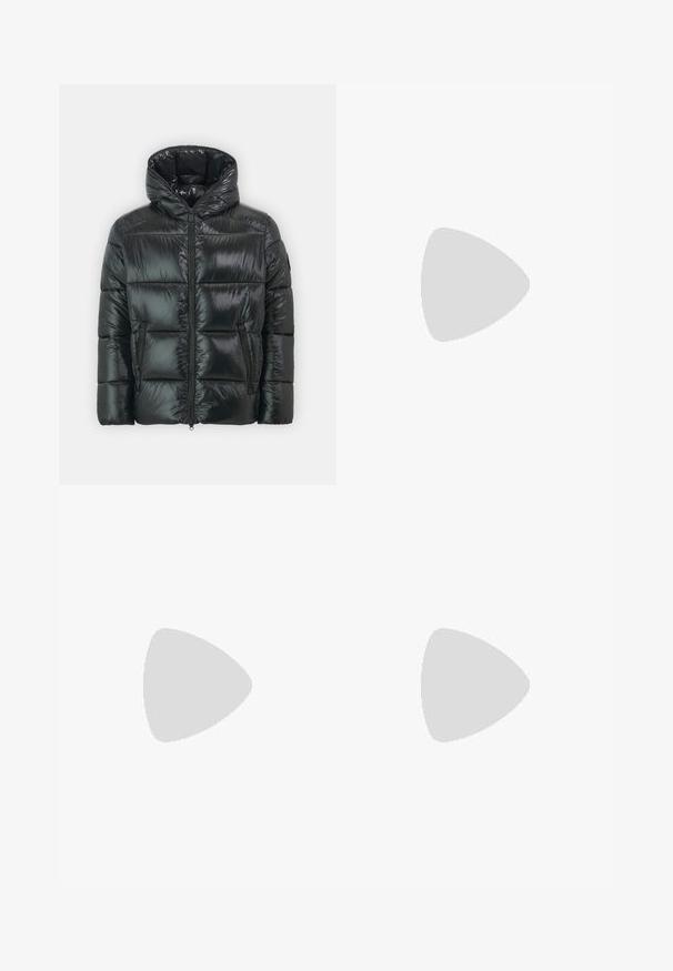 Zwarte pufferjas met een glanzende, gewatteerde textuur, capuchon en ritssluiting aan de voorkant. Beschikt over twee zijzakken en een slank silhouet.; Rode katoenen T-shirt met korte mouwen, ronde hals en een klein logo op de linkerborst. Gladde textuur en normale pasvorm.; Blauwe denim jeans met een recht model, voorzien van een lichte wassing, vervaagde accenten en vijf-pocket stijl. Gecombineerd met witte sneakers.; Zwarte canvas sneakers met witte rubberen zolen en veters. Één voet is gecombineerd met donkerblauwe jeans, de andere met lichtgrijze broeken.; BOSS Zonnebril - black