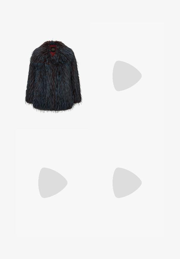 Cesare Gaspari Abrigo de invierno - blue; Camiseta de gran tamaño gris oscuro hecha de algodón, con un gráfico central de un sol con intrincados detalles lineales impresos en la parte frontal.; Pantalones de pierna ancha de canalé negros con una cintura elástica, extendidos sobre un fondo blanco.; Botín negro brillante hasta el tobillo con suela gruesa y redondeada, vista lateral sobre un fondo gris claro liso.