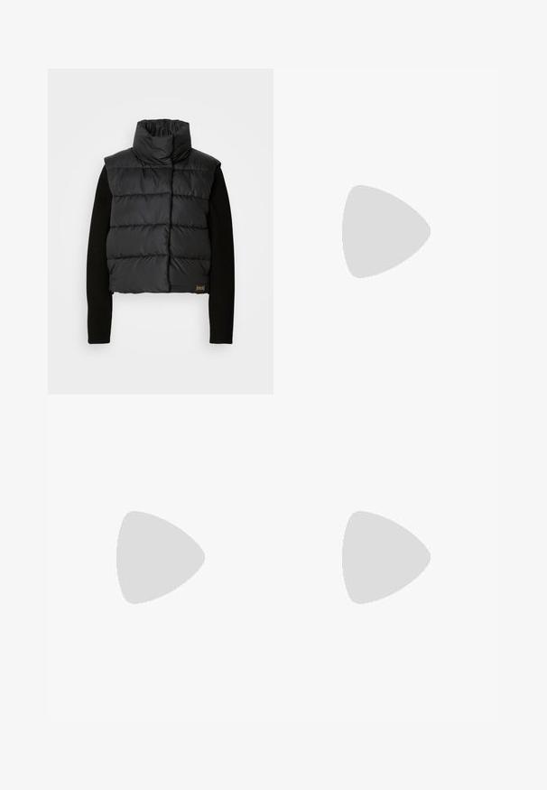 Jaqueta corta preta tipo puffer com gola alta e padrão acolchoado rectangular. Apresenta mangas longas com textura canelada preta e um detalhe de logótipo na bainha.; T-shirt branca de manga curta feita de algodão. Apresenta um decote redondo e uma textura suave, com costuras mínimas visíveis na barra.; Calças largas em algodão bege claro. Apresentam uma cintura alta, bolsos frontais e um corte reto. Acabamento de bainha limpo, sem padrões.; Sapatilha branca com acabamento liso, detalhe preto no calcanhar e design com atacadores. Apresenta a marca "Calvin Klein" na lateral. Estilo minimalista.