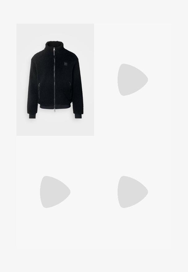 Giacca in pile nera con colletto alto, zip frontale, tasche con zip, polsini a coste e superficie testurizzata. Presenta una patch con logo sul petto.; Due camicie a manica corta: una nera uniforme, l'altra bianca con strisce verticali nere. Entrambe presentano chiusure a bottoni e un colletto classico.; Pantaloni in denim nero con taglio dritto, design a cinque tasche e chiusura frontale con bottone. Tessuto liscio con dettagli di cucitura minimi.; Mocassini in pelle nera con punta rotonda, caratterizzati da un design cucito, suola piatta bassa e un battistrada in gomma testurizzata e scolpita.