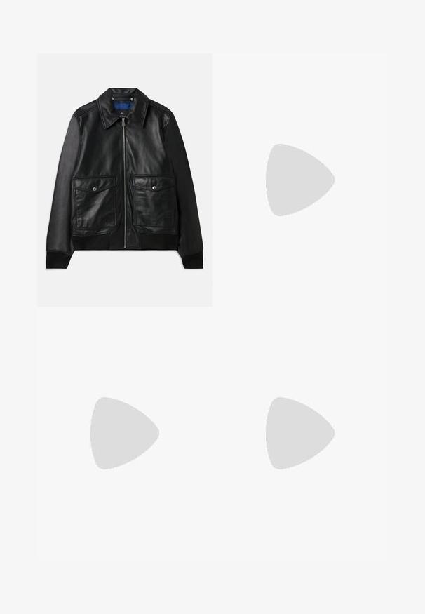 Zwarte leren jas met een kraag, twee frontale klepzakken, ritssluiting en geribbelde manchetten. Gladde textuur met minimale details.; Polo shirt in beige katoen, met een herhaald patroon van kleine, kleurrijke ruiters. Klassieke kraag en korte mouwen.; Beige linnen broek met een rechte snit, voorzien van twee voorplooien, een knoopsluiting en zijzakken. Gestructureerde stof met een gladde afwerking.; Zwarte loafers met een textuurpatroon, met een ronde neus en een lage profiel. Gecombineerd met tan broek op een grijze ondergrond.