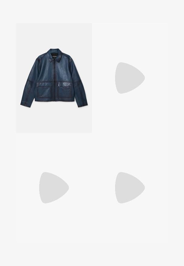 J.LINDEBERG JED PARTY JACKET - Odinis švarkas - key largo; Juoda medvilninė marškinėlė su apykakle, trumpomis rankovėmis ir baltu logotipu kairėje krūtinės pusėje. Paprastas, vientisas spalvų dizainas.; Juodos kelnės, pagamintos iš lygios medžiagos, turinčios tiesaus kirpimo dizainą, priekines raukšles ir diržui skirtas kilpas juosmens srityje. Be matomų raštų ar akcentų.; Tiger of Sweden NOMME - Sportbačiai - black