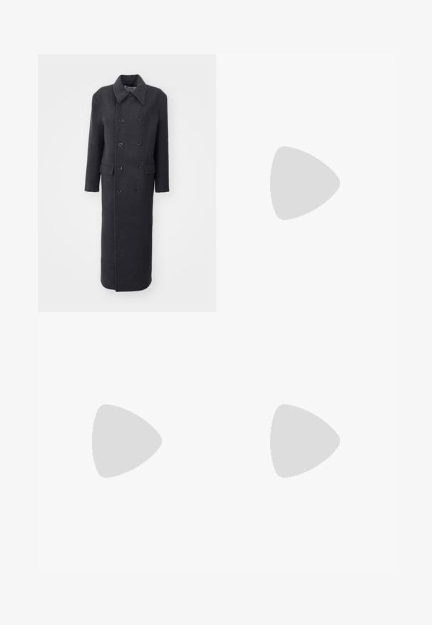 Filippa K DOUBLE BREASTED - Mantel - anthracite; Witte lange mouw top met een hoge halslijn, geribbelde textuur en een rechte pasvorm. De stof lijkt zacht en glad zonder zichtbare patronen.; Op maat gemaakte broeken van donkergrijze stof met lichte streepjes, voorzien van een rechte snit, plooien aan de voorkant en een soepele textuur.; Zwarte leren enkelboot met een gladde textuur, spitse neus en een gedurfde hoge hak. Beschikt over een zijopening en een minimalistisch ontwerp.