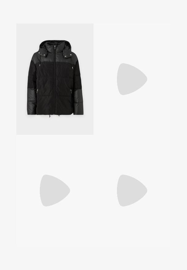 Sort pufferjakke med hætte, der har en kombination af matte og shiny materialer, lynlåslommer og diskret branding på brystet.; Sort kortærmet T-shirt lavet af en glat bomuldsblanding, med en rund halsudskæring og et minimalistisk design uden mønstre eller accenter.; Sorte denimbukser med lige pasform, der har en standard talje, fem lommer og en knaplukning. Glat struktur over det hele.; Sort lavt top lædersneaker med sorte snørebånd og off-white sål vist i sideprofil på hvid baggrund.