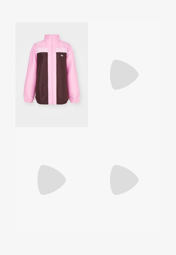 adidas Originals Nyári dzseki - true pink; Fekete pamut póló rövid ujjakkal, amelyen elöl egy nagy ezüst és barna Adidas logó és három csík látható.; Fekete, bő szárú melegítőnadrág, puha anyagból készült, rugalmas derékkal és egy kis logóval a bal oldalon.; Fekete velúr sneaker három fehér csíkkal, arany "Gazelle" felirattal és gumi talppal. Szőtt textúra a sarok kiemelésén.
