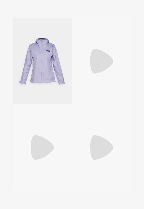Giacca impermeabile di un leggero colore lavanda con maniche lunghe, cappuccio e cordini regolabili. Texture liscia e slanciata con chiusura frontale a zip.; Maglietta a maniche lunghe grigia scura con una grafica di alberi rossi e montagne; logo "COLUMBIA" in caratteri bianchi in grassetto. Tessuto morbido, scollatura a girocollo standard.; Pantaloni da neve bianchi con un design elegante, dotati di due tasche frontali, pannelli inferiori neri rinforzati e chiusura a pulsante in vita.; Columbia PEAKFREAK - Scarpa da hiking - black