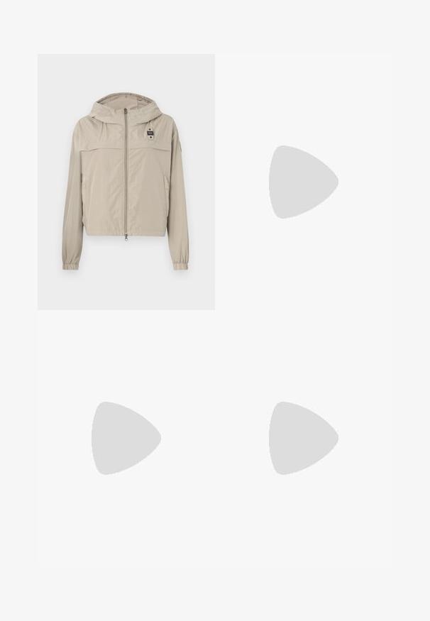 Jachetă ușoară bej cu glugă, fermoar pe față și manșete elastice la încheieturi. Prezintă o textură netedă și un logo mic pe piept.; Tricou alb cu mânecă scurtă, cu dungi orizontale bleumarin, având logo-ul brodat "Tommy Hilfiger" pe piept. Design clasic cu gât rotund.; Fustă plisată albă cu un brâu elastic negru, având logo-ul "LACOSTE". Design de lungime medie, cu textură moale.; Adidași din piele albă cu o talpă groasă albă, accent de călcâi din suede negru și logo embosat pe lateral. Design cu șireturi și șase orificii.