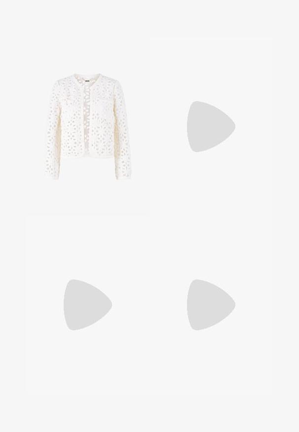 Giacca bianca in pizzo con motivo floreale a giorno, scollo rotondo, maniche lunghe e due tasche frontali con dettagli a bottoni.; Top bianco aderente realizzato in tessuto a coste, con maniche a farfalla e dettagli arricciati sui lati per texture e forma.; Jeans bianchi a vita alta con taglio ampio, realizzati in denim; presentano cinque tasche, rivetti in rame e chiusura con zip.; Bershka Sandali con tacco - black