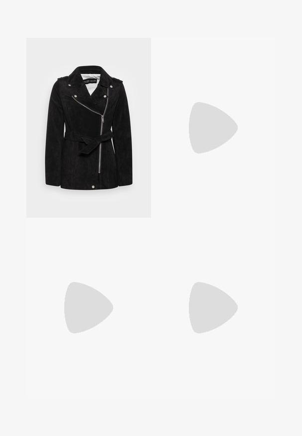 Freaky Nation Casaco de couro - black; Conjunto de dois tops curtos de manga longa em preto e branco. Feitos de um tecido suave, com decote redondo e silhueta ajustada.; Calças de fato largas, pretas, feitas de tecido macio, com uma cintura elástica e um pequeno logótipo do lado esquerdo.; Sapatilha de couro preto com riscas brancas, biqueira de borracha, atacadores pretos e sola na cor creme. Textura suave com acabamento brilhante.