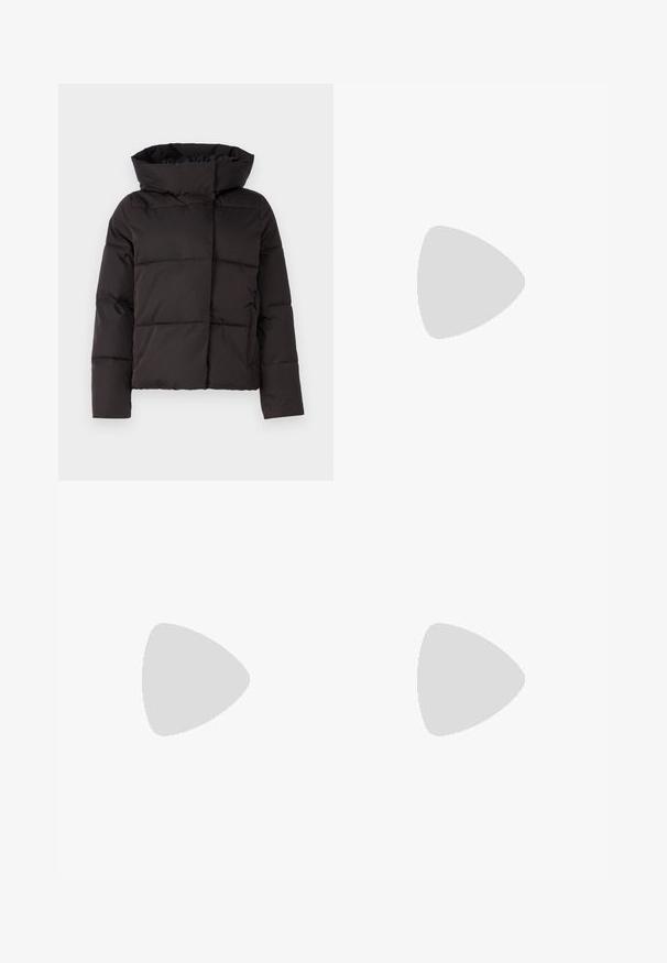 Giacca a vento nera con colletto alto, design trapuntato e maniche lunghe. Presenta una chiusura frontale e una texture volumetrica per l'isolamento.; Even&Odd TONIA TEE - T-shirt con stampa - black; Jeans in denim neri a gamba larga con un effetto sbiadito, design a cinque tasche e chiusura con bottone in vita, caratterizzati da dettagli cuciti.; Sneaker bianca in pelle con design low-top, lacci piatti, punta arrotondata e lati testurizzati. Soletta in gomma spessa con accenti sottili.