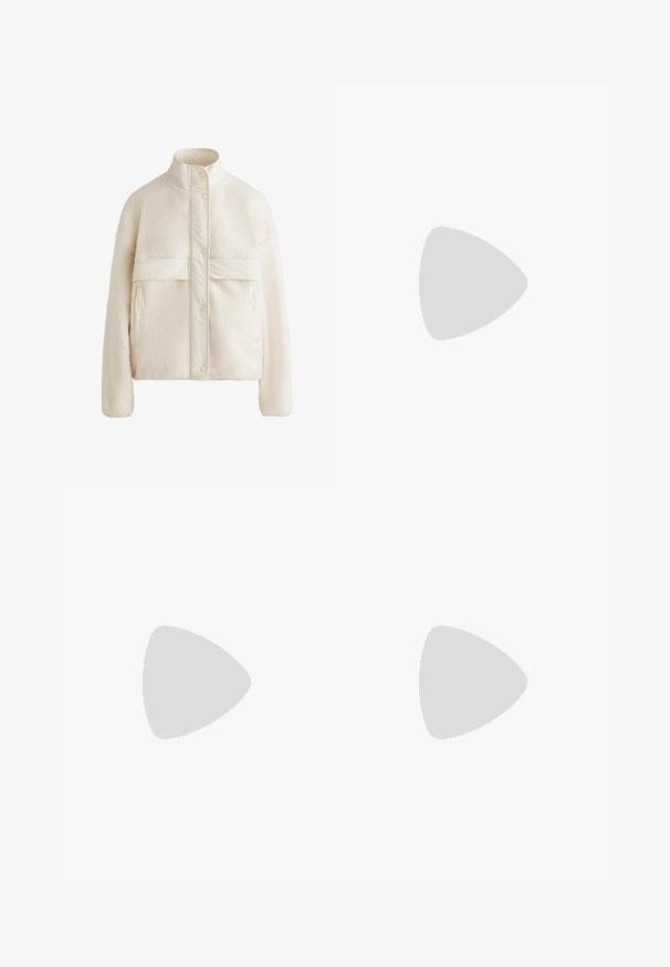 Crème-kleurige fleecejas met een hoge kraag, drukknoopsluitingen en een horizontale band over de borst. Bevat twee zijzakken.; Bruine geribbelde gebreide trui met een ronde hals en raglanmouwen. Heeft een cropped lengte en een gestructureerde stof. Geen zichtbare sluitingen.; Bruine flared broek met een hoge tailleband met een kruisontwerp. Gemaakt van een soepele, rekbare stof voor comfort en een goede pasvorm.; Lichtbeige sportshoe met donkergrijze accenten, geweven bovenkant met textuur, paarse veters en een gelaagde zool.; Bruine stoffen tote bag met twee stevige handvatten, rechthoekige vorm, minimale stikdetails en een gladde textuur.