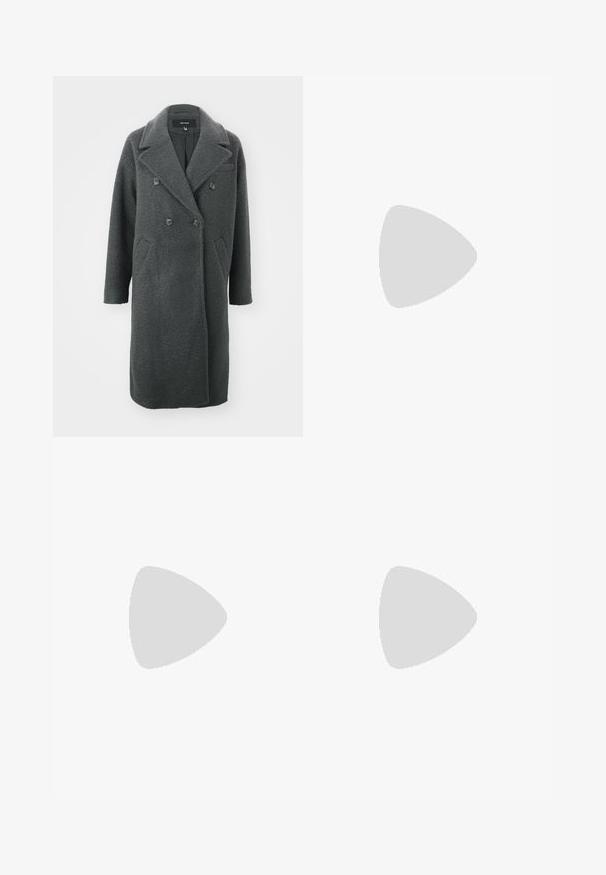 Mørkegrå ullblanding frakk med dobbel-brystet design, spiss krage, to frontlommer og tekstilstruktur.; Hvit ribbet tanktop med rund halslinning og ermeløs design, med en rett kant og en glatt, elastisk tekstur.; Høyt livde vide jeans i mellomblå denim, med en falmet vask, tradisjonelt lommedesign, og knappelukking foran.; Svart lær militærstøvel med rund tå, snøring foran og en løftestropp ved ankelen. Har en tykk gummisåle for holdbarhet.