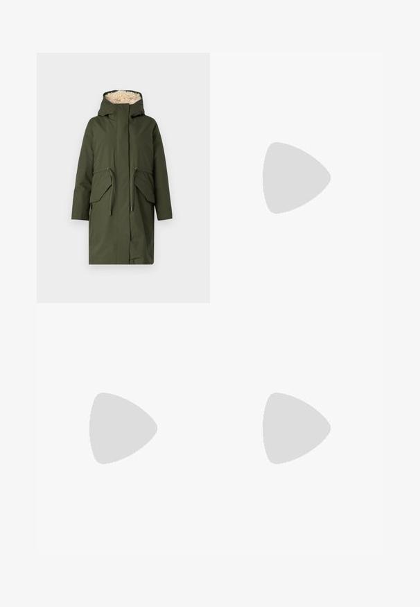 Olivengrøn parka med shearling-foret hætte, to frontlommer og justerbare snore. Glat yderstof med en afslappet pasform.; Hvid cropped T-shirt, korte brede ærmer, blødt bomuldsstof, rund halsudskæring med diskret orange kant, minimalistisk design uden mønstre eller grafik.; Bredde bukser i en lys cremefarve, lavet af glat stof med to forlommer og synlige sømme på livbåndet.; Blå ruskinds loafers med flad sål, der har en syet design langs kanterne og en dekorativ metalaccent foran.