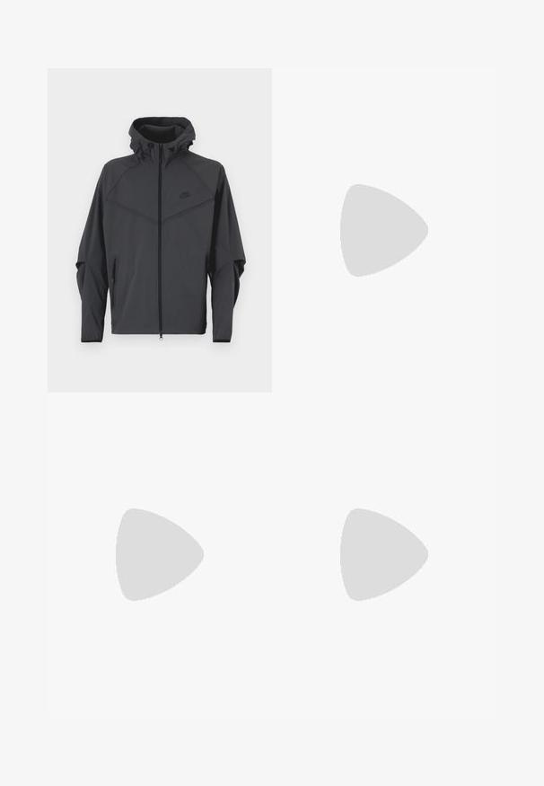 Zwarte ritsjack met capuchon, voorzien van lange mouwen en een gestroomlijnd ontwerp. Het materiaal is soepel en er zijn zijzakken en logo-accenten.; Zwarte katoenen t-shirt van Nike met een klassieke ronde hals, korte mouwen en een subtiele, reliëflogo op de borst. Gladde textuur.; Zwarte sweatpants van zacht stof met een elastische tailleband, trekkoord en een klein Nike-logo op de linker bovenbeen.; Zwarte Nike Air Force 1 sneaker met een gladde leren bovenkant, geperforeerde neus voor ademend vermogen, zwarte veters en een getextureerde rubberen zool.