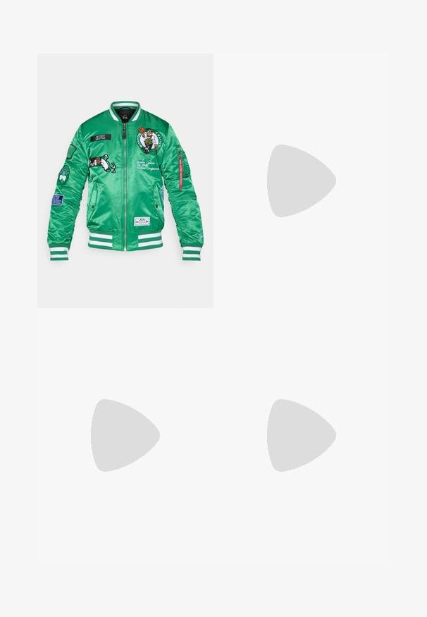 Grønn sateng bomberjakke med Boston Celtics-logoer, broderte detaljer, stripete mansjetter og hem, samt flere lapper på ermene.; Olivengrønn bomulls-t-skjorte med en stor svart Levi's-logo i en kontrasterende, halvbuet form over brystet. Normal passform.; Kamikmønstrede grønne cargo-bukser med snøre i taljen, elastiske manchetter og sidelommer. Laget av slitesterkt stoff.; Sorte høyre sneakers i kanvas med hvite gummisåler og snøringer, med et rundt logo på siden og kombinert med denim og sorte bukser.