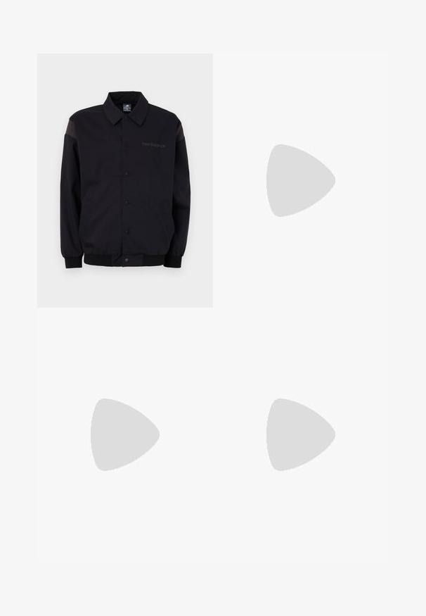 Chaqueta negra con cierre de botones en el frente, puños y cuello acanalados. Presenta paneles en los hombros de contraste y un logo en el pecho. Textura suave.; Sudadera negra de manga larga con cuello en V y gran logotipo blanco de Nike, con un diseño gráfico abstracto. Presenta una tela texturizada y un panel en blanco contrastante.; Pantalones deportivos negros con cintura y puños elásticos, que cuentan con bolsillos con cremalleras rojas en ángulo y un pequeño texto de marca rojo en el muslo derecho.; Zapatilla de running negra que presenta una combinación de malla y materiales sintéticos, suela gruesa, diseño curvado y una marca prominente en el costado.
