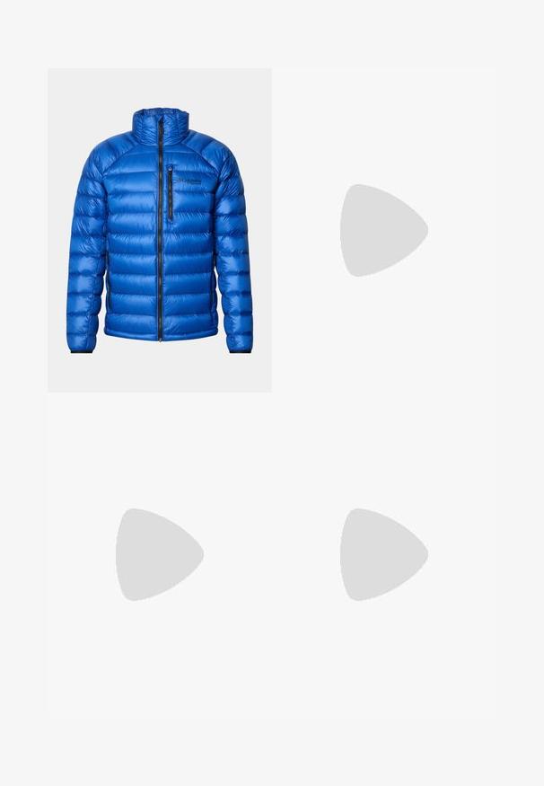 Modrá izolovaná pufrová bunda s predným zipsom, zipsom na hrudníku, bočnými vreckami a logom Columbia Titanium na ľavom hrudníku.; Čierne tričko s krátkym rukávom vyrobené z bavlny, s vreckom na hrudi a modrým logom Patagonia na ľavej strane.; Čierne nepremokavé nohavice s hladkou textúrou, vybavené dvoma prednými gombíkmi a zúženým strihom. Ozdobené logom na boku.; Columbia PEAKFREAK ROAM - Turistické topánky - everblue/dark grey