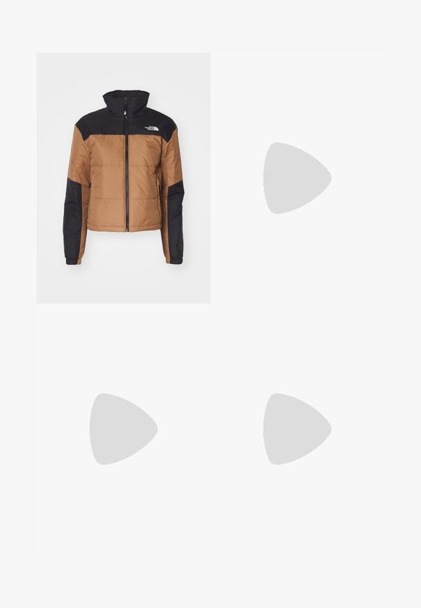 Bruine en zwarte pufferjack met hoge kraag, ritsluiting, gewatteerde textuur en logo op de bovenste linkerkant van de borst.; Crème kabelbreiselsweater met lange mouwen, geribbelde manchetten en zoom, met een klein geborduurd logo op de linkerkant van de borst.; Zwarte brede broek gemaakt van een zachte, geweven stof. Heeft persplooien, ceintuurlussen en een nette, op maat gemaakte afwerking.; Tan waterdichte enkelboot met een stevige rubberen zool, ronde neus, bruine leren kraag, gele veters en een logo aan de zijkant.