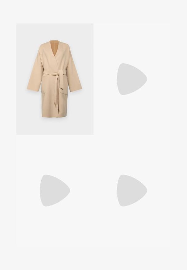 WEEKEND MaxMara GEORGIA - Klassikaline mantel - sabbia; Must must valmistatud pehmest puuvillast, lühikeste varrukatega, ümmarguse kaelusega ja klassikalise lõikega. Sile tekstuur, ilma mustrite või kaunistusteta.; Mustad laiad püksid kõrge vöökohaga, millel on ees voldid, sile tekstuur ja õmmeldud viimistlus. Kujundatud lõdva istuvuse saavutamiseks.; Musthnoor mustnahk kingadega sildkinnis, millel on terav nina, reguleeritav rihm ja ruudukujuline keskmine konts. Sile tekstuur läikiva viimistlusega.