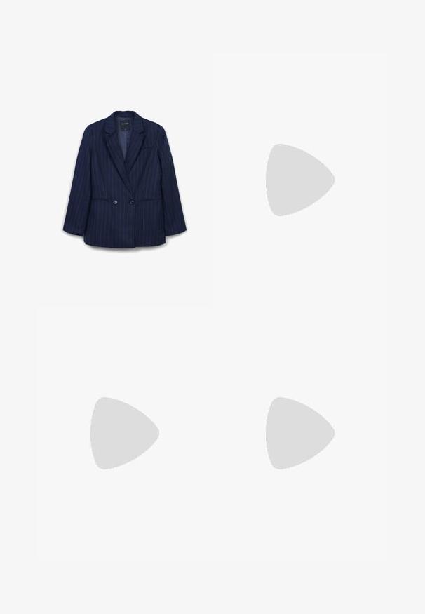 Blazer bleu marine à rayures, avec fermeture à double bouton, revers crantés et poches avant, taille petite, étiqueté par Calliope.; Débardeur en coton blanc avec un décolleté arrondi, sans manches et ajusté. Texture lisse, design uni et détails de couture minimaux.; Pantalon en denim évasé bleu moyen avec une taille haute, doté d'un cordon de serrage, de cinq poches et de détails de surpiqûres contrastantes.; Baskets avec une tige en cuir blanc, un bout en daim gris et trois bandes noires. Présente un logo bleu sur la languette et une semelle en caoutchouc texturée.