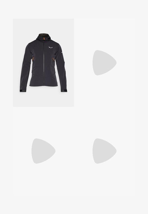 Svart softshell-jakke med en tettsittende design, justerbar hette, oransje glidelåsdetaljer og tommelhull ved mansjettene. Har reflekterende detaljer.; Svart bomull t-skjorte med korte ermer, rund hals og en liten hvit logo på venstre bryst. Enkel design, glatt tekstur og avslappet passform.; Sorte idrettsbukser laget av lett stoff, med snor i livet, sidelommer og smale mansjetter ved anklene.; Svart utendørs sneakers med overdel i semsket skinn, teksturert gummisåle og solid snøresystem. Har forsterket hæl og merkevarelogo på siden.