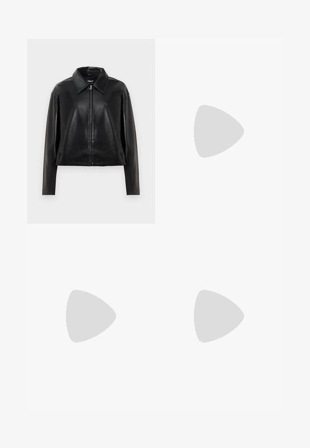 Giacca in finta pelle nera con zip frontale completa, colletto a punta e tasche laterali, esposta su uno sfondo bianco.; Body nero a costine con scollatura rotonda e design senza maniche, dalla forma aderente e apertura alta sulla coscia.; Pantaloni neri a gamba larga realizzati in tessuto liscio, con una parte frontale liscia, due tasche laterali e una vita sagomata per un aspetto raffinato.; Sandali neri con tacco alto, dotati di cinturini sottili, design open toe e tacco piccolo e svasato. Il materiale appare liscio e lucido.
