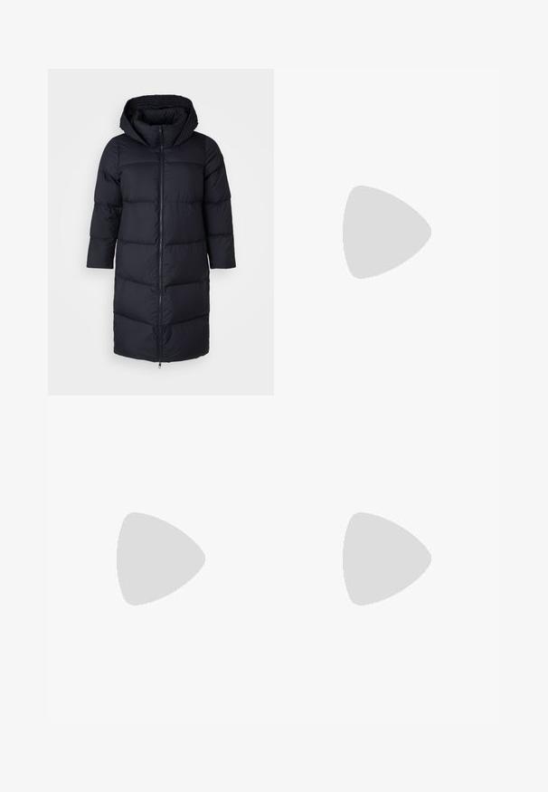 Tommy Hilfiger Curve CASUAL HOOD COAT - Dunkåpe / -frakk - desert sky; Svart bomull T-skjorte med rund hals, korte ermer, og hvit trykt "Calvin Klein" logo og tekst "Etablert 1968".; Sorte vide benbukser med en glat tekstur, der har et elastisk talje bånd mærket "Calvin Klein" i hvid tekst. Minimalistisk design.; Sorte lær sneakers med rund tå, hvit plattformsåle og svarte snøring. Har en subtil logo på hælen og jevn tekstur.