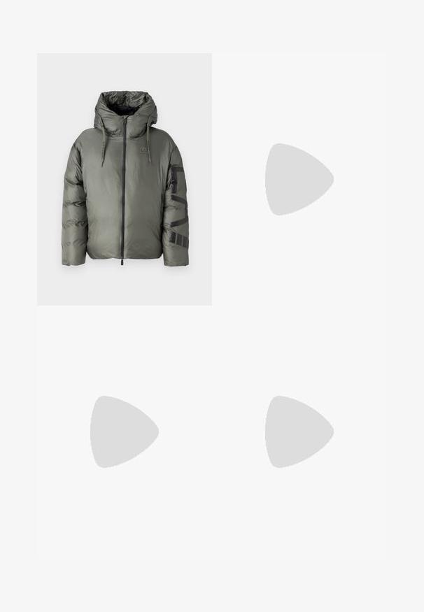 EA7 Emporio Armani GIUBBOTTO - Zimná bunda - beetle; Biela krátka rukávová tričko vyrobené z bavlny s výstrihom do V, s čiernym logom "FILLING PIECES" potlačeným na ľavej strane.; Čierne nohavice z ľahkého textúrovaného materiálu, s priamym strihom, elastickým pásom a bočnými zipsovými vreckami.; Biele kožené tenisky s šedými semišovými akcentmi, viazanie, pútko na päte a textúrovaná gumová podrážka s cik-cak vzorom.