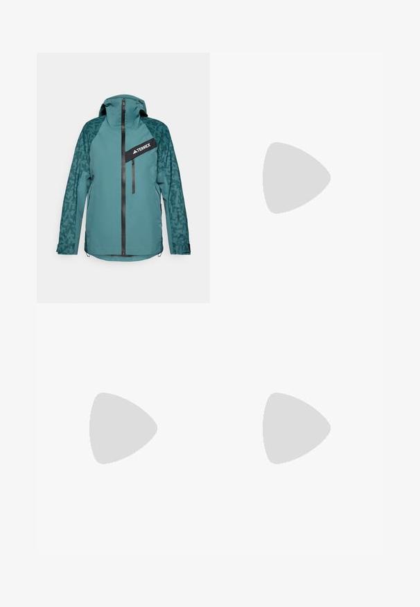 adidas Terrex - Kurtka hardshell; Czarna koszulka krótki rękaw z okrągłym dekoltem, z subtelną teksturą melanżową i białym logo "TERREX" po lewej stronie na górze.; Beżowe szorty wykonane z lekkiego materiału, z teksturowanym wzorem, elastyczną talią z czarnymi akcentami oraz dwiema bocznymi kieszeniami.; Czarne buty sportowe z cholewką Gore-Tex, białymi paskami, fioletowymi akcentami, grubą szaro-skalą podeszwą środkową oraz teksturowaną szaro-skalą podeszwą zewnętrzną dla lepszej przyczepności.