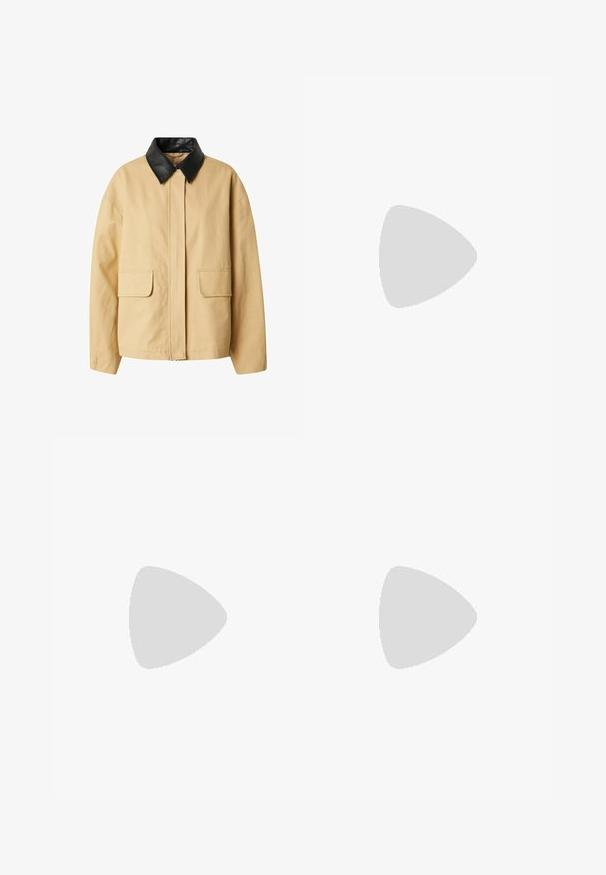Beige Jacke mit einem schwarzen Lederkragen, ausgestattet mit einem Front-Reißverschluss und zwei großen aufgesetzten Taschen. Hergestellt aus einem robusten Baumwollstoff.; Geraffte Bluse mit karierter Musterung in Schwarz, Weiß und Beige. Rüschensaum am Kragen und an den Ärmeln, lange Ärmel, kürzere Passform.; Graue weit geschnittene Jeans aus Denim mit hoher Taille, zwei vorderen Taschen mit genähten Details und einem Knopfverschluss.; Schwarze Segeltuch-Sneaker mit weißen Gummisohlen, verziert mit weißen Sternakzenten und schwarzen Schnürsenkeln, kombiniert mit hellbeigen und cremefarbenen Hosen.; Schwarze Stoffhandtasche mit zwei vorderen Taschen, die mit Schleifendetails versehen sind, doppelten Griffen und einem Reißverschluss. Weiche Textur und rechteckige Form.