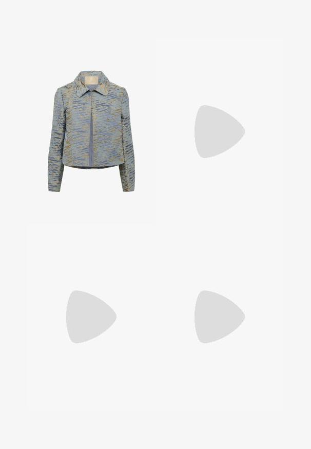 Blå och guldig mönstrad jacka med krage, kort design, långa ärmar och en texturerad tyg. Framhängning och slät foder.; Vit kortärmad t-shirt i mjuk bomull, med rund halsringning och figurnära passform. Inga synliga mönster eller dekorationer.; Ljusgrå sweatpants med avslappnad passform, elastiskt midjeband, dragsko och sidofickor; tillverkade av mjukt, texturerat tyg.; Nike idrottssko i vitt och ljusrosa. Har en meshtopp och en distinkt böjd sula med synlig luftdämpning.