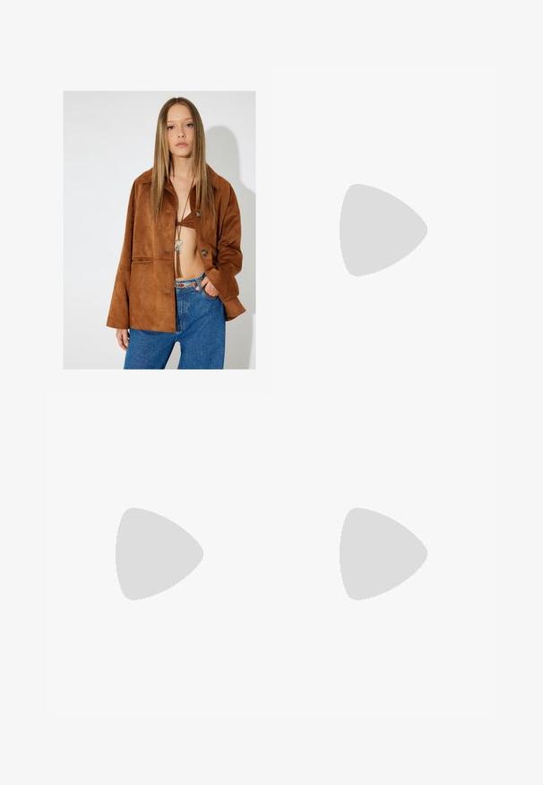 Brun mockajacka med krage, tre knappar och lös passform. Bärs över en bralette, kombinerad med blå jeans och ett dekorativt bälte.; Vit skräddarsydd topp i ribbat tyg med korta ärmar och rynkade detaljer på sidorna för textur och form.; Vita vida byxor i vid passform gjorda av ett lättviktsmaterial. Har en elastisk midja med dragsko och sidofickor. Slät textur.; Platta sandaler med en brun gummisula, designade med tre överlappande vita läderspännen och en liten rosett i mitten.
