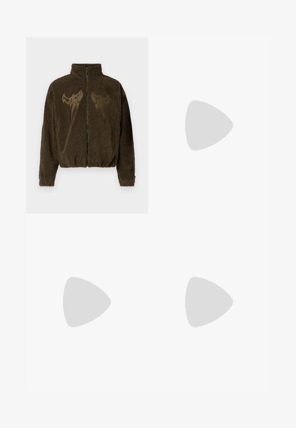 Oliven grøn, cropped fleecejakke med høj krave, lynlås lukning og fremhævet flagermuslignende design foran i en mørkere nuance.; Sort bomulds T-shirt med et stort mørkt grafisk design med abstrakte former og linjer centreret foran. Korte ærmer og rund hals.; Cremefarvede sweatpants med røde sidestropper, elastisk talje, snor og "URTRN" logo på den nederste venstre ben. Blød tekstur.; Marineblå ruskindsneakers med lyseblå striber, brun gummisål, tekstureret stof og logo på indersålen. Klassisk atletisk design.