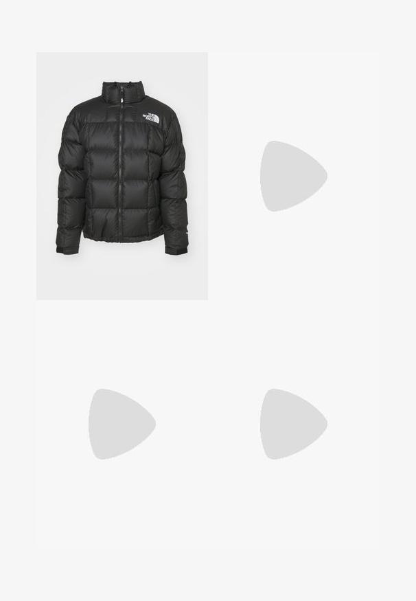 Sort pufferjakke med høj krave og lynlås. Har quiltede detaljer og elastiske manchetter. Logo trykt på venstre skulder.; Sort kortærmet t-shirt lavet af bomuld, med rund halsudskæring og et lille hvidt logo på den øverste venstre brystområde.; Sorte atletiske bukser lavet af letvægtsstof, med en snor i taljen, sidelommer og tapered manchetter ved anklerne.; Sort trail løbesko med en struktureret overdel, gummisål og forstærket tåhætte. Har en polstret krave og en pull-tab til nem påtagning.