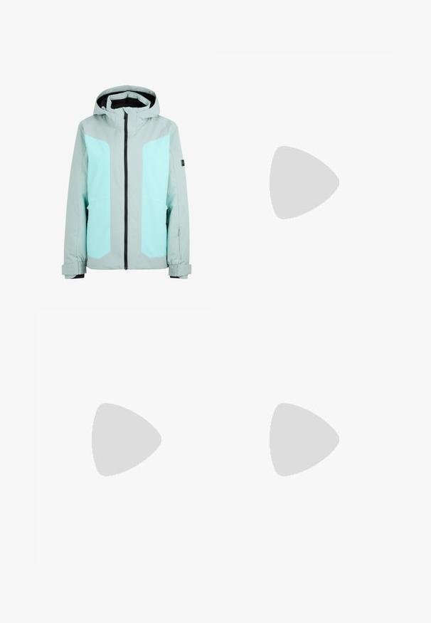 Hellgraue wasserdichte Jacke mit Teal-Akzenten, durchgehendem Reißverschluss und verstellbarem Kapuzenrand. Mit elastischenÄrmeln und Seitentaschen.; Schwarzes Baumwoll-T-Shirt mit kurzen Ärmeln, das auf der Vorderseite die weiße Druckzahl "95" und kontrastierende Nähte entlang der Kanten aufweist.; Schwarze weit geschnittene Hosen mit einem elastischen Bund und einem kleinen weißen Nike-Logo. Der Stoff hat eine glatte Textur und ist für Komfort und lässiges Tragen konzipiert.; Schwarze sportschuhe mit atmungsaktivem Mesh-Obermaterial, strukturierten Akzenten und sichtbaren Luftpolstern in der Sohle. Getragen mit blauen Jeans.