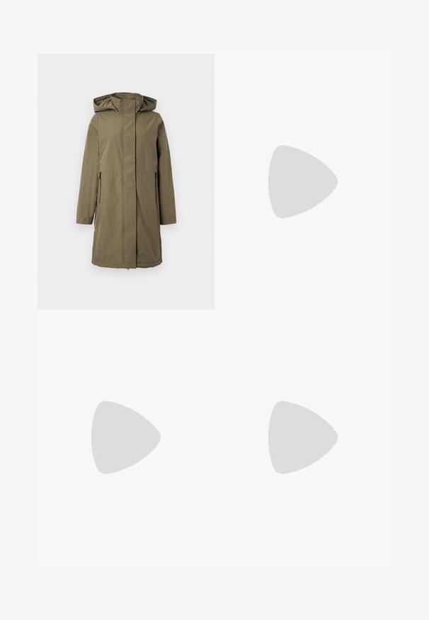 Giacca impermeabile verde oliva con cappuccio, maniche lunghe, zip frontale e due tasche laterali. Caratterizzata da una linea dritta e una texture liscia.; T-shirt nera oversize con una grafica di un orso e la scritta "NON CARINA MA SELVAGGIA" in grassetto, lettere bianche. Materiale in cotone.; Jeans azzurri chiari a vita alta realizzati in denim. Presentano gambe larghe, due aree strappate sulle ginocchia e il classico styling a cinque tasche.; Sneaker alta in tela bianca con suola in gomma nera, punta in gomma frontale e sei asole per i lacci, caratterizzata da un design pulito e minimalista.