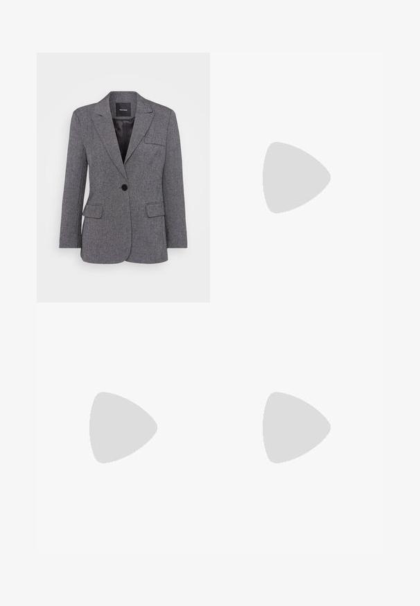 Sivkasta, teksturirana blazer jakna z enim gumbom, z navadnimi reverji in dvema sprednjima žepoma. Podloženo notranjostjo z črno etiketo.; Bela kratka majica s kratkimi rokavi, okrašena s črnim čipkastim slojem z rožnatimi vzorci in valovitimi robovi, ki ustvarja plastičen videz.; Črne široke hlače z gladko teksturo, z ravnim pasom in stranskimi žepi, zasnovane v minimalističnem slogu.; Črne natikače s trakovi in kvadratnim prstom ter nizkim blokastim peto. Imajo več tankih trakov in nastavljiv trak okoli gležnja. Narejene so iz gladkega usnja.